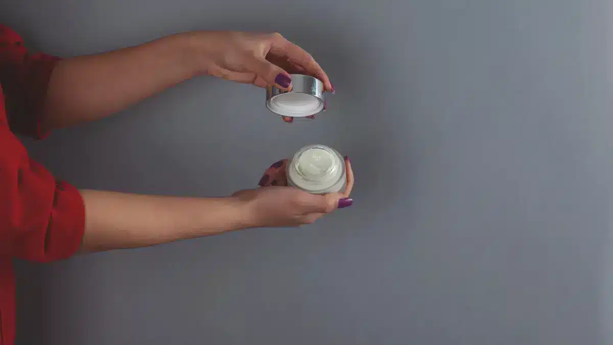 best time of day to apply estrogen cream