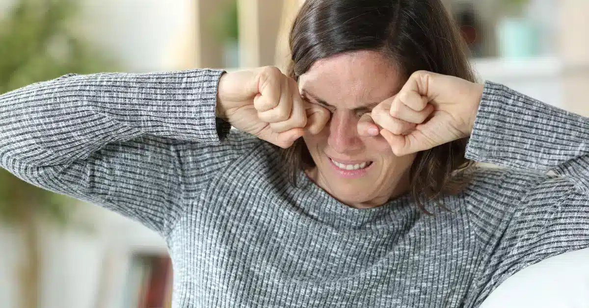 woman with itchy eyes